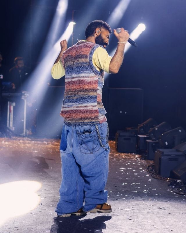 أحمد سعد بإطلالة غريبة