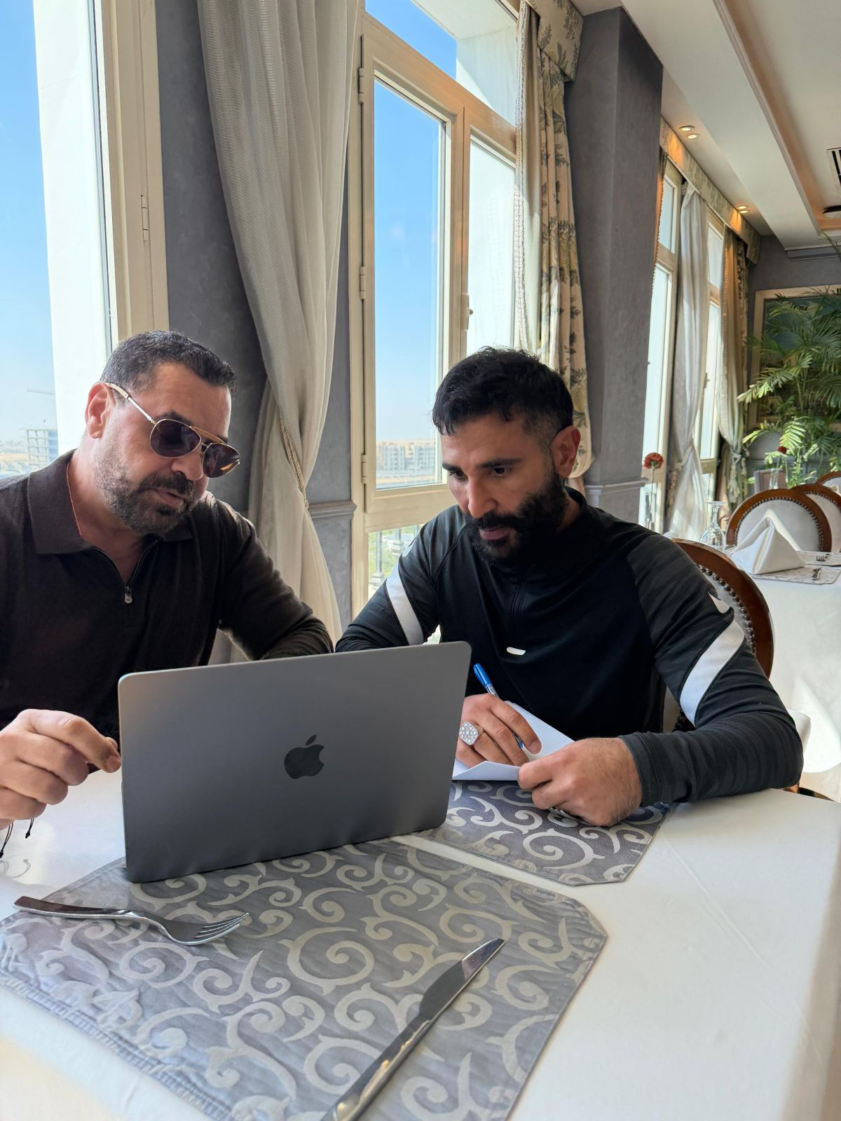 أحمد سعد يلتقي طارق العريان والجمهور يسأل عن السبب (صور)