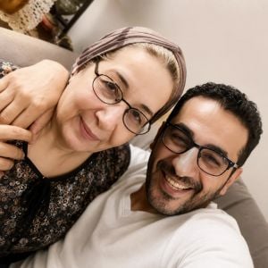  أحمد حلمي يكتفي بعزاء والدته خلال الدفن