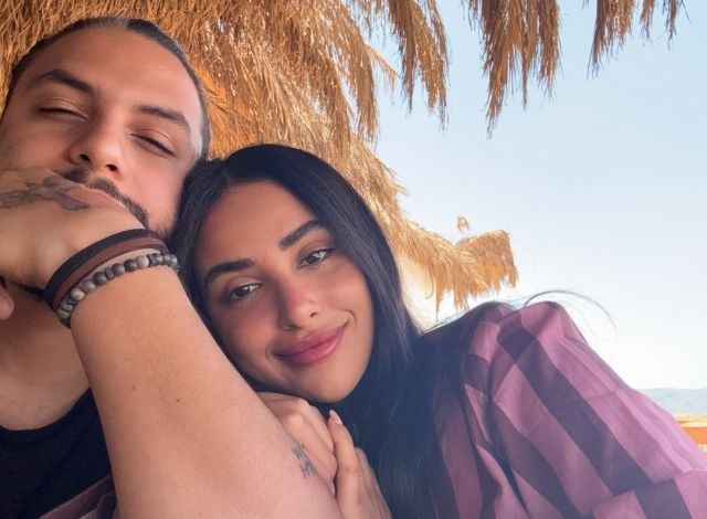  آية سماحة تعيد جدل تقبيلها لزوجها في ذكرى زواجهما السابعة