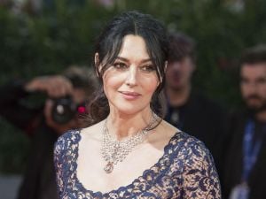 مونيكا بيلوتشي تكشف ردود الفعل العالمية على نجاح Dogs7