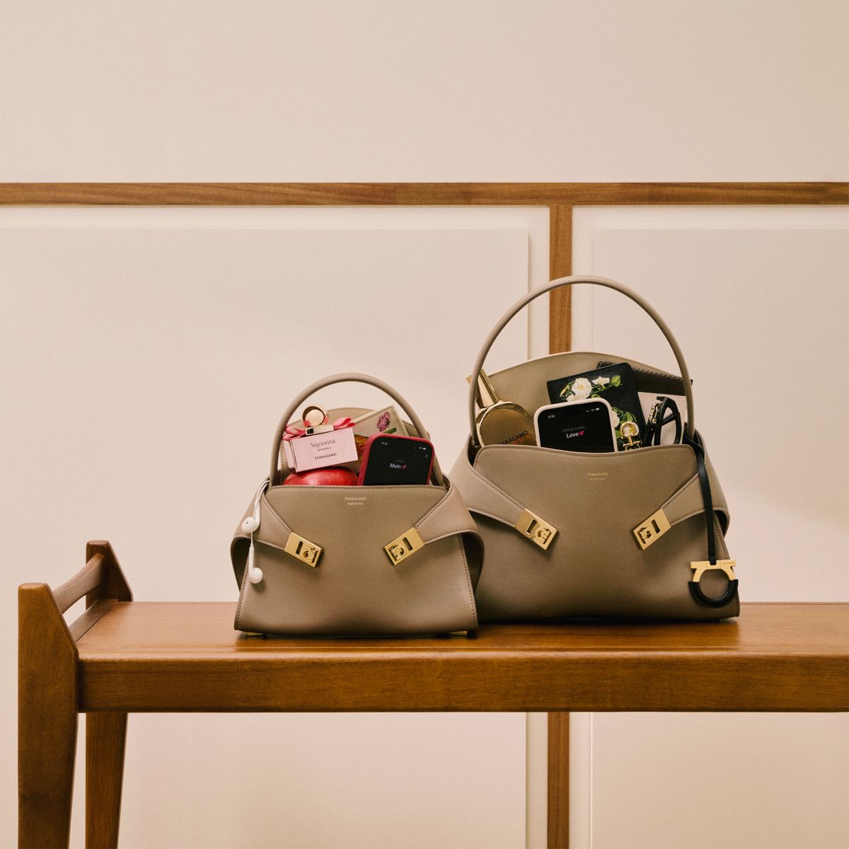 حقيبة Ferragamo Hug Bag جوهر الإرث الدائم للدار في الحِرفية والإبداع