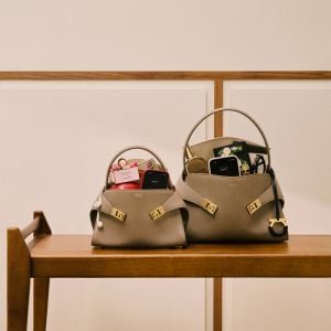 حقيبة Ferragamo Hug Bag جوهر الإرث الدائم للدار في الحِرفية والإبداع