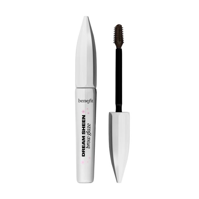 ثبات ولمعان يدومان مع Benefit Cosmetics