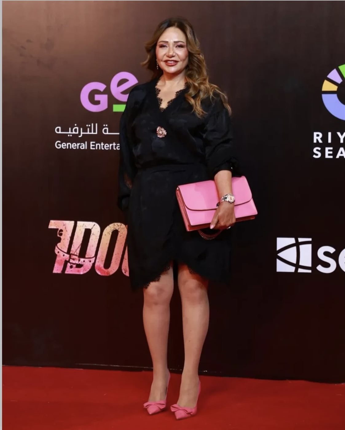 ليلى علوي تكسر اللون الأسود بلمسة زهرية
