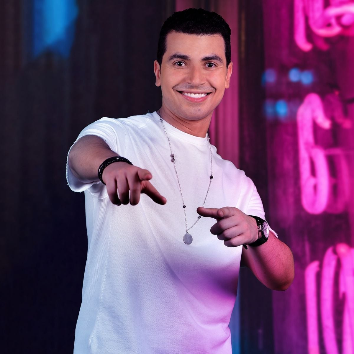 محمد أنور يغادر مدينة الإنتاج لإعادة تصوير مشاهد الديكورات المحترقة