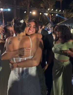 أمينة خليل تعبر عن سعادتها بزفاف شقيقتها بتصرف عفوي (فيديو)