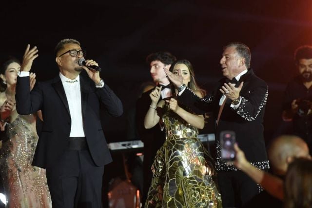 عمرو دياب مع والد العروس على المسرح