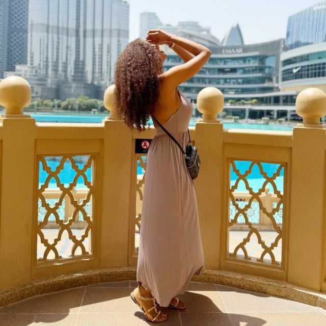 بين الجرأة الانسيابية والأناقة المترفة: هند البحرينية تعيد تعريف أسلوب أزياء المنتجعات (Resort Wear) بإطلالة كاجوال فاخرة تخطف الأنظار في قلب دبي