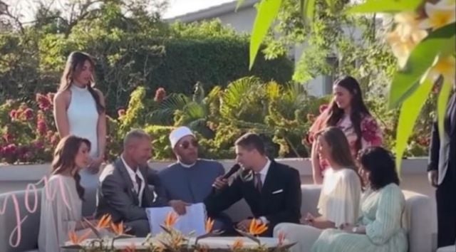 تامر هجرس يشعل أجواء عقد قران ابنته تمارا بالرقص (فيديو وصور)