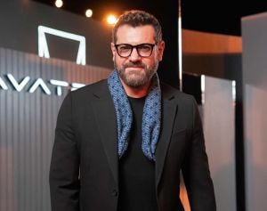 عمرو يوسف يعلق بطرافة على وصفه بـ"نمبر 1" (فيديو)