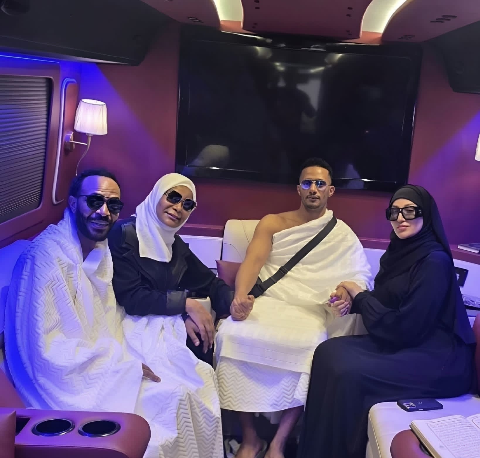 محمد رمضان وزوجته وشقيقاه في كرفان خلال الحج محمد رمضان وزوجته وشقيقاه في كرفان خلال الحج