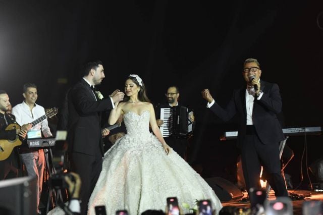 عمرو دياب مع العروسين