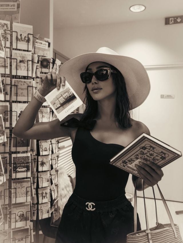 بسمة بوسيل بشورت شانيل الأسود
