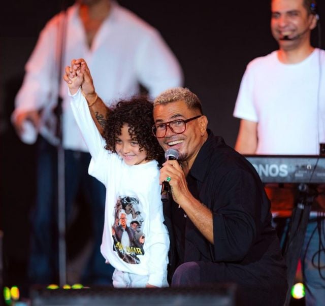 عمرو دياب مع طفل على المسرح