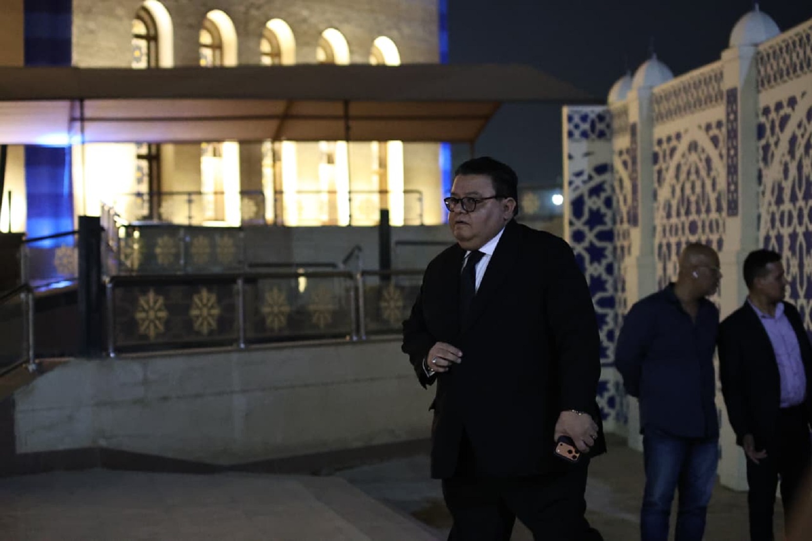 المخرج خالد جلال في طريقه الى العزاء