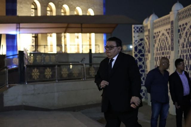 المخرج خالد جلال في طريقه الى العزاء
