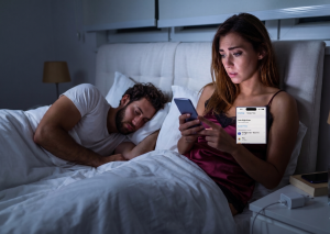 الحب في زمن الشاشات الباردة... هكذا أعادت التكنولوجيا وضغوط الحياة تشكيل العلاقة الحميمة