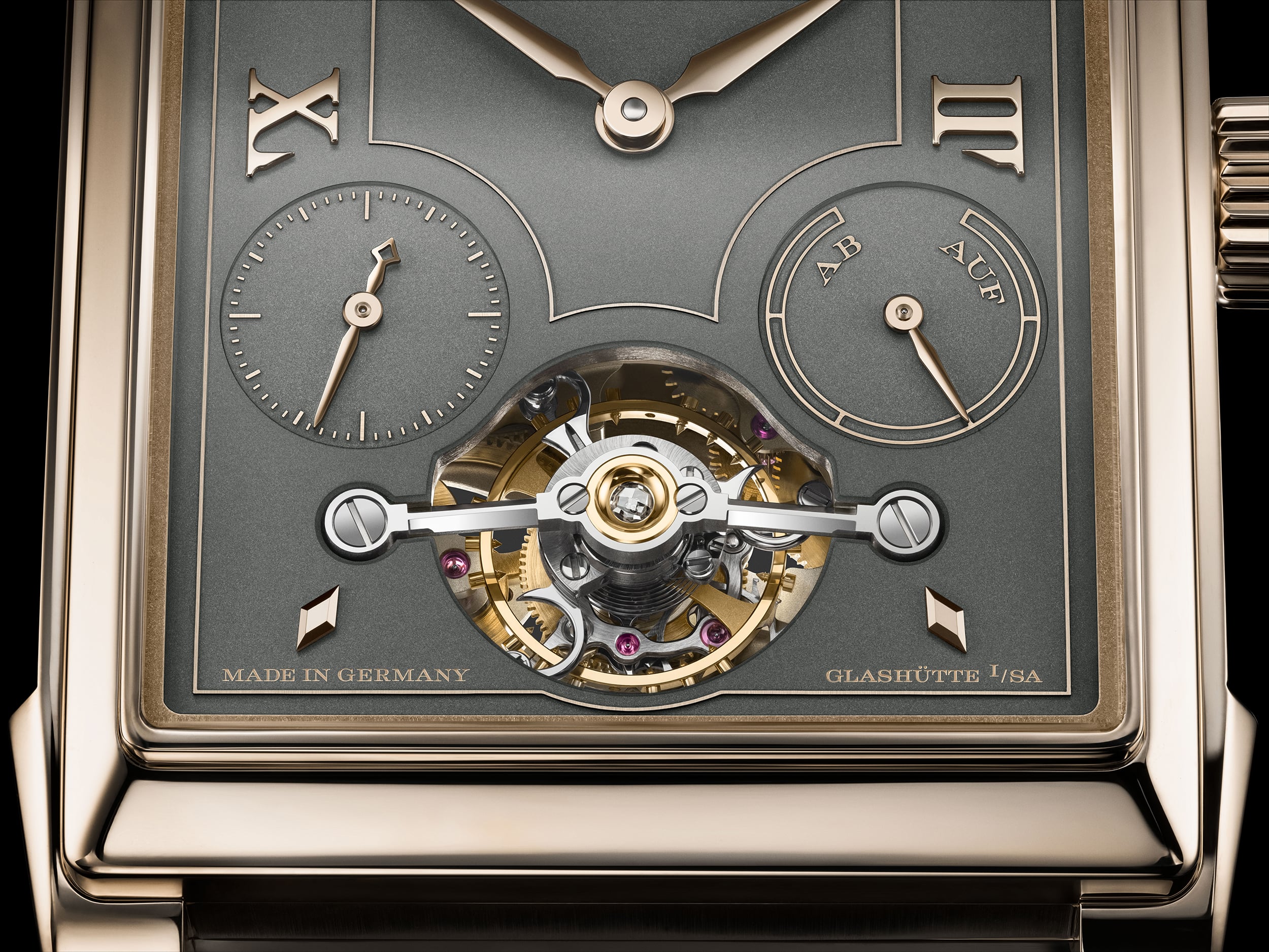 CABARET TOURBILLON HONEYGOLD لقطة مقرّبة للساعة الجديدة
