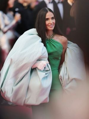 ديمي مور تتألق بمعطف "السحابة" من Balenciaga