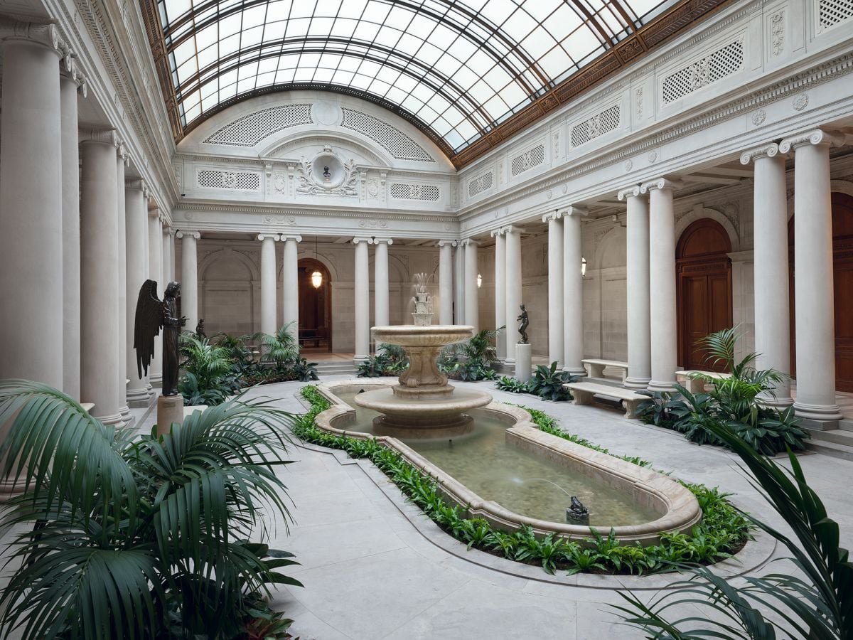 سيُقام عرض مجموعة Louis Vuitton Cruise 2027 في 20 مايو 2026 في مجموعة فريك (The Frick Collection) في مدينة نيويورك إيذاناً بانطلاق شراكة دعم للمتحف تمتد لثلاث سنوات من جانب دار Louis Vuitton