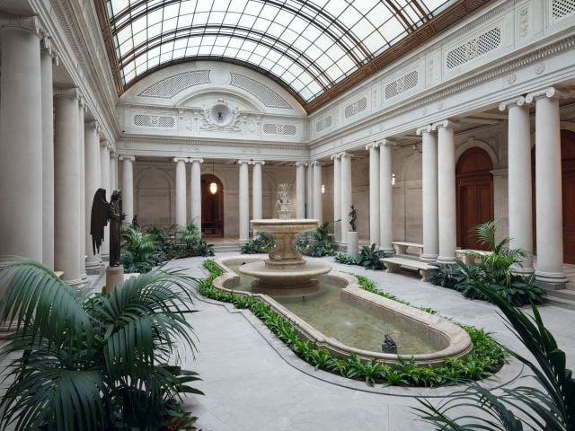 مجموعة Louis Vuitton Cruise 2027 قريباً في The Frick Collection