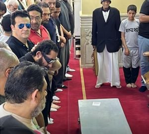 الحزن يخيّم على أحمد حلمي بجنازة والدته (فيديو وصور)