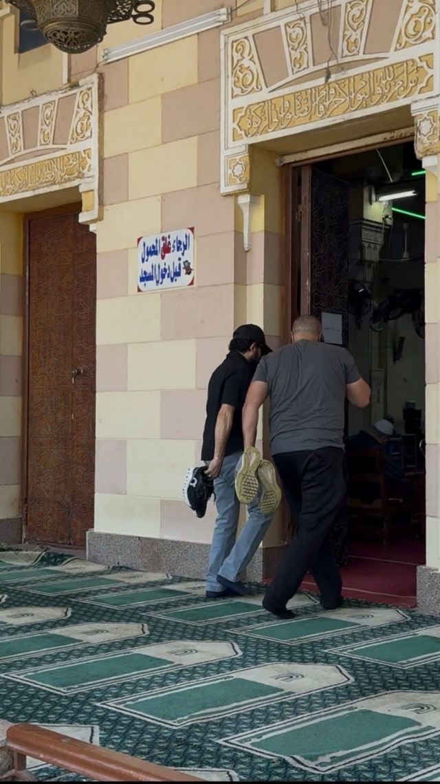 أحمد حلمي يدخل المسجد للصلاة 