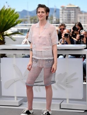 كريستين ستيوارت ورايلي كيو بتصميم متطابق من Chanel... من الأجمل؟