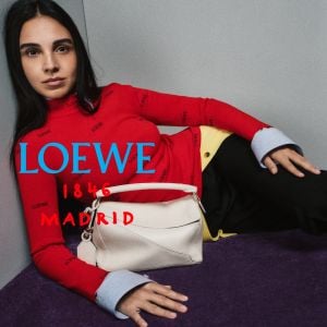 حملة LOEWE الجديدة تحتفي بتميّزها في عالم التصاميم الجلدية والإبداعات الحرفية