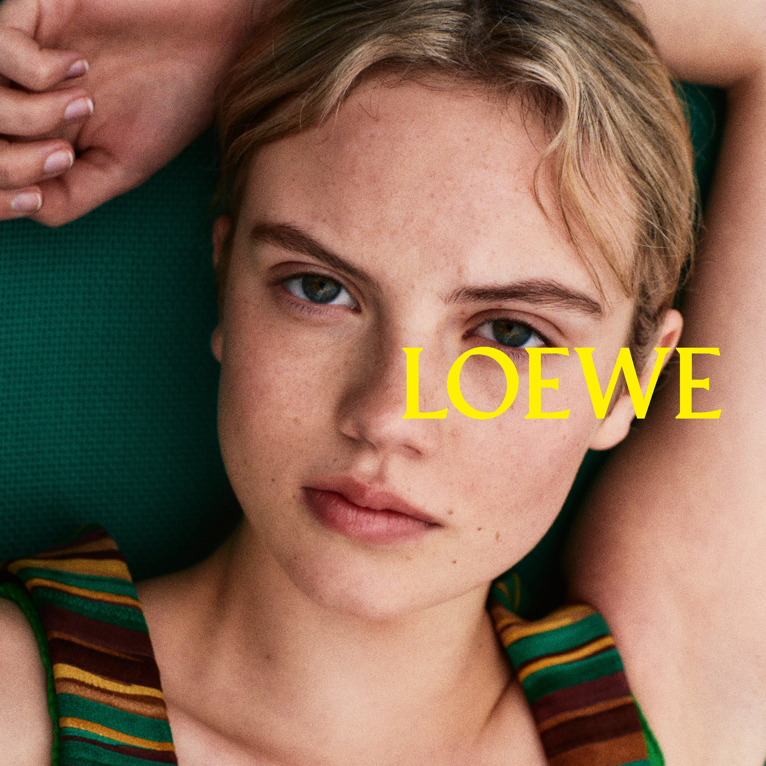 حملة مجموعة ما قبل خريف وشتاء 2026 من LOEWE بطولة إيسلا جونستون