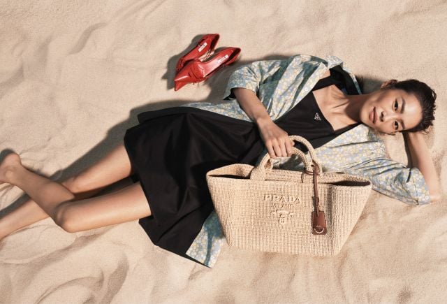 حملة Prada “Days of Summer” تمزج الفخامة بالعوالم الحضرية