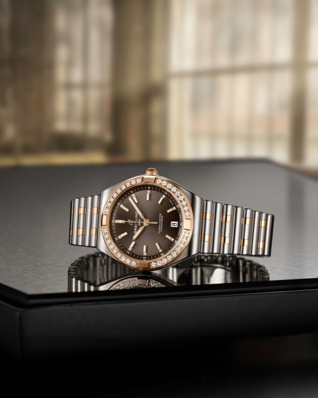 تعود ساعة Breitling Chronomat Automatic 36 بميناء بلون الشوكولاتة وإطار ومؤشرات مرصعة بالألماس.