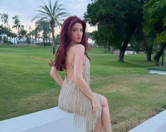 نارين بيوتي بالشعر الأحمر