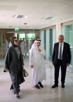 الشيخة موزة تنسق اللون الرمادي بحقيبة ملفتة