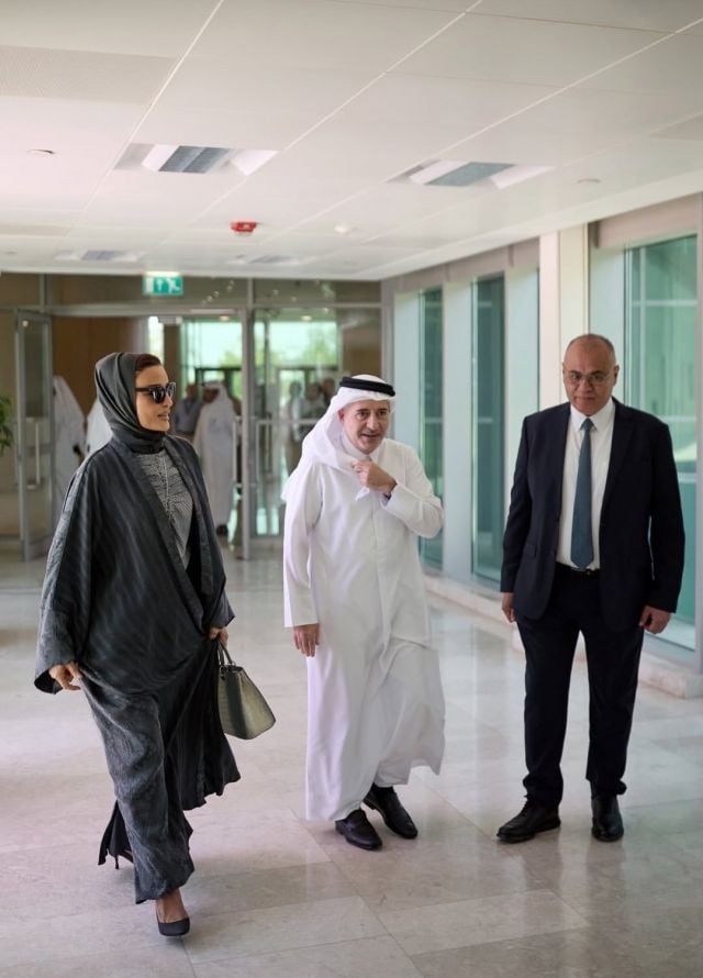 الشيخة موزة تنسق اللون الرمادي بحقيبة ملفتة