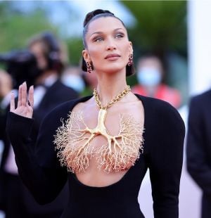 بيلا حديد تستعرض إطلالاتها الأنيقة في مهرجان كان السينمائي 