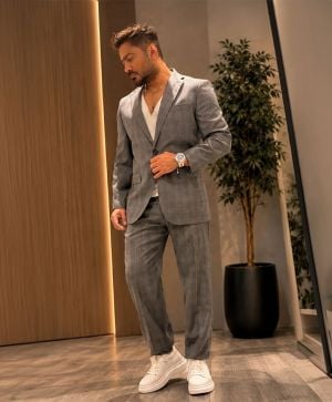 تامر حسني يتأثر بفيديو رومانسي... والجمهور يتفاعل