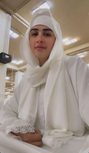 ياسمين عبد العزيز تجذب الأنظار في موسم الحج... وصانع محتوى يوثّق لقاءهما (فيديو وصور)