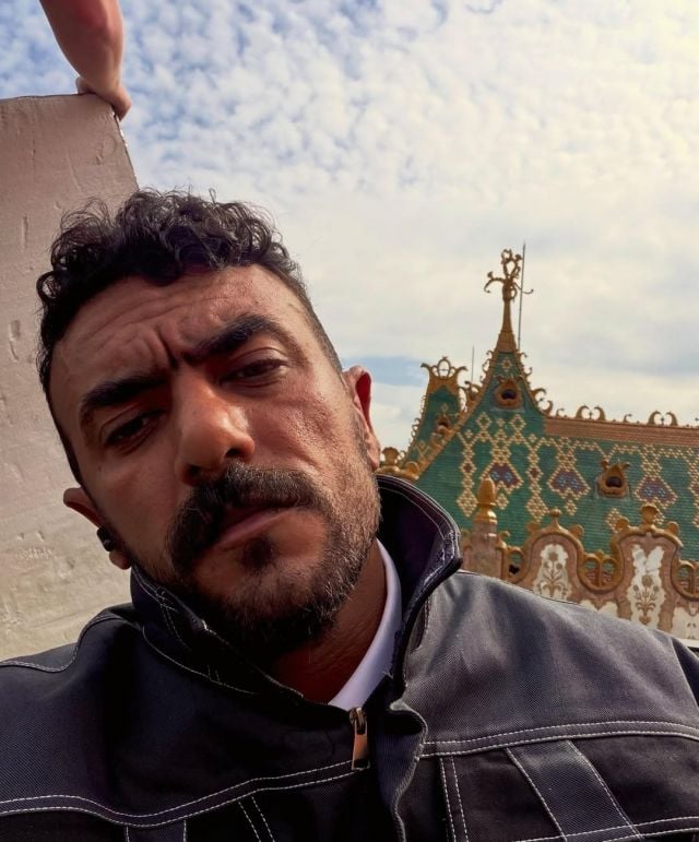 أحمد العوضي يوثق موقفاً طريفاً مع معجبة.. شاهدوا ماذا فعلت (فيديو)