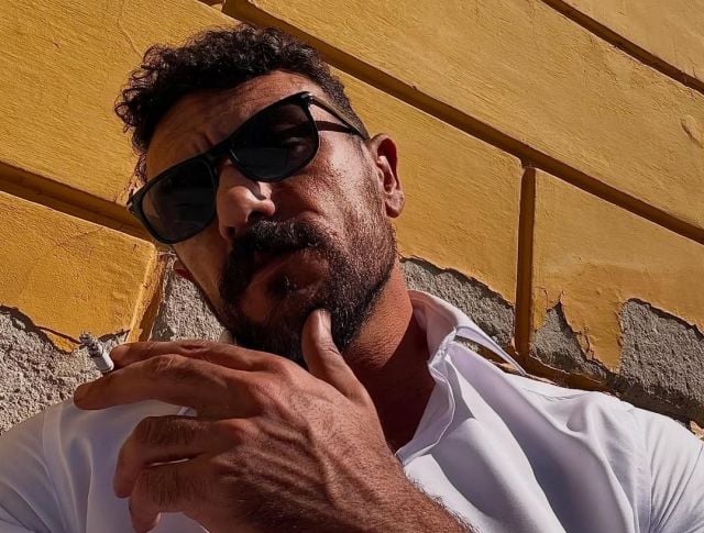 أحمد العوضي يُحدث ضجة بفيديو طريف مع معجبة في الشارع