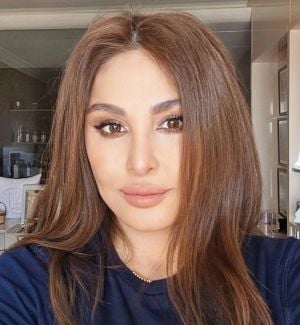 إليسا تستبدل الحذاء على المسرح بكل عفوية والجمهور يتفاعل (فيديو)