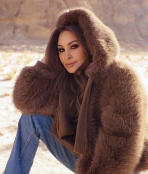 إليسا تستبدل الحذاء على المسرح بكل عفوية والجمهور يتفاعل (فيديو)