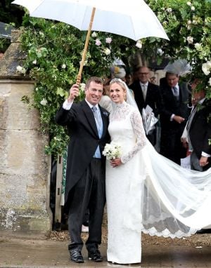 هارييت سبيرلينغ تختار Emilia Wickstead لتصميم فستان زفافها الناعم