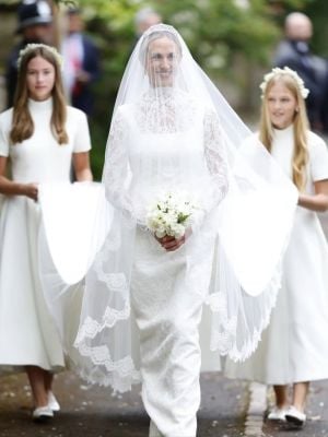 هارييت سبيرلينغ تختار Emilia Wickstead لتصميم فستان زفافها الناعم 