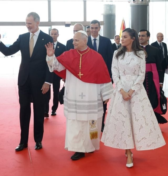 الملكة ليتيزيا بفستان من الدانتيل الأبيض
