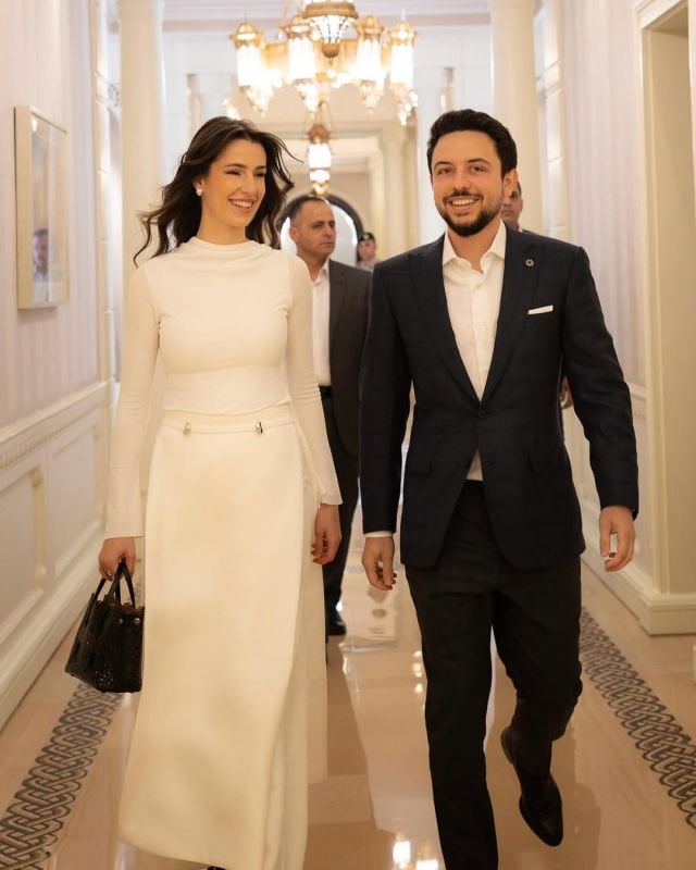 الأميرة رجوة باطلالة بيضاء أنيقة