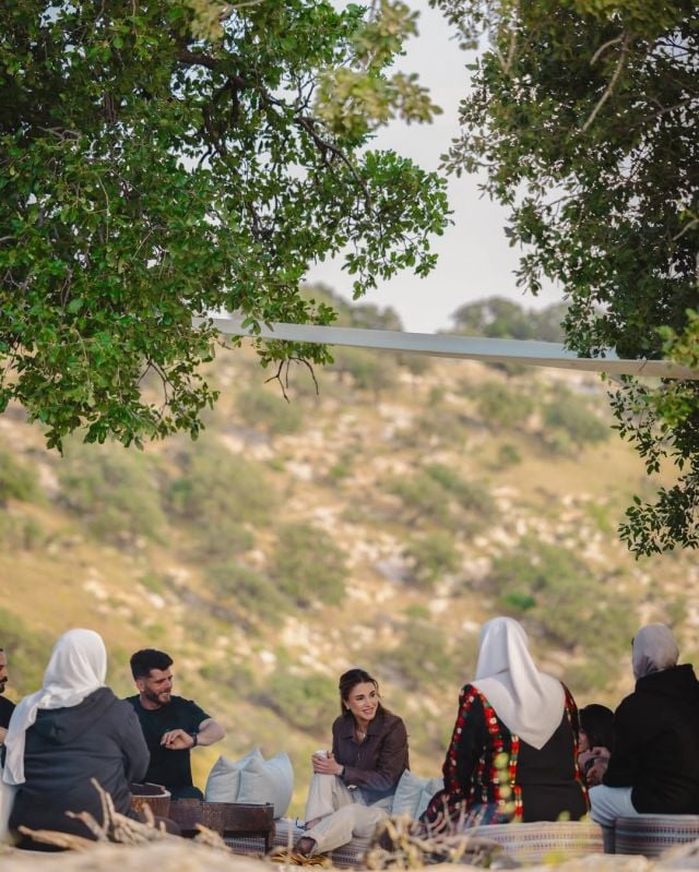 الملكة رانيا العبدالله في لقطة تؤكد تواضعها