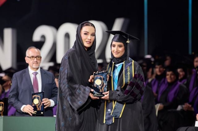الشيخة موزا بنت ناصر مع طالبة