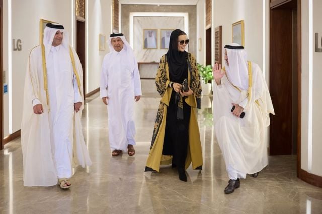 إطلالة الشيخة موزا تجمع الفخامة والجرأة في جامعة قطر